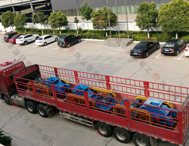 三臺(tái)400x600小型對(duì)輥破碎機(jī)發(fā)貨現(xiàn)場